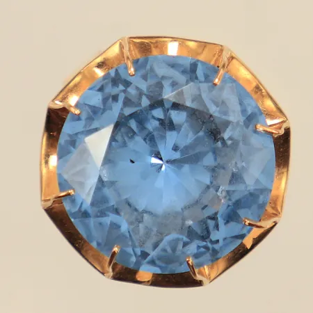 Ring med blå sten, troligen syntetisk spinell, stl 17, bredd ca5-18,5mm, repig, smärre skadad sten, 18K Vikt: 6,8 g