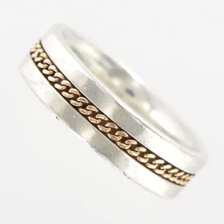 Ring med förgylld pansardekor, GHA, stl: 18, bredd: 6mm, gravyr, silver 925/1000  Vikt: 6,2 g