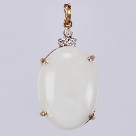 Hänge med opal och diamanter 3x0,01ct, längd: ca 2,5cm, bredd: ca 13mm, något bucklig ögla 14K Vikt: 3 g