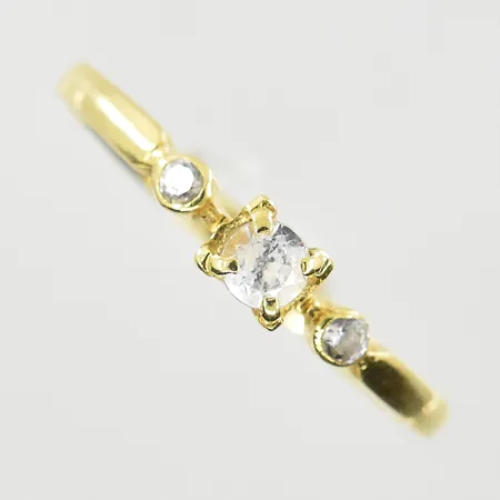 Ring med vita stenar, stl 18¾, bredd 2-3 mm, 14K. Vikt: 1,5 g