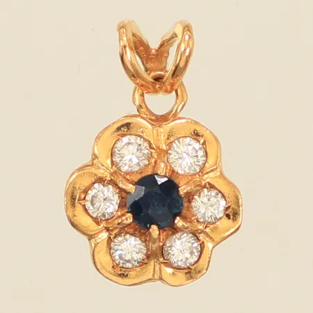 Hänge med safir samt diamanter ca 6 x 0,02-0,03ct, längd inkl öga ca 14mm, bredd ca 10mm, 18K Vikt: 1,3 g