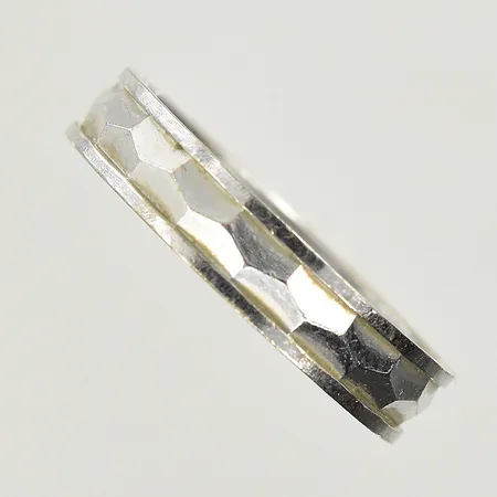 Ring med mönsterdekor, stl 17¾, bredd 4 mm, gravyr, vitguld, 18K. Vikt: 3,4 g