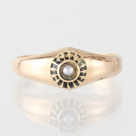 Ring med pärla, storlek 18 mm, bredd 2.5-7.6 mm, 18k. Vikt: 2,5 g