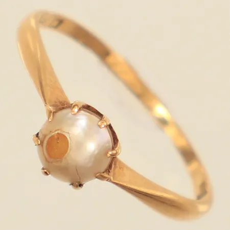  Ring med pärla, stl 17¾, bredd ca 1,1-6,2mm, defekt pärla, skev, gravyr, 18K Vikt: 1,6 g