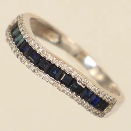 Ring med safir samt diamanter 60 x ca 0,0025ct, stl 17¾, bredd ca 2-4mm, vitguld, repig, 18K Vikt: 2,5 g