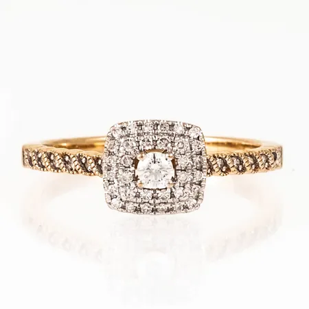 Ring i 18K guld med diamanter, 1 x ca 0,07ct, 32 x ca 0,01ct, 12 x ca 0,005ct. Den är i storlek 17, är 1,8 - 7,2 mm bred och väger 2,5g. GHA, 750. 