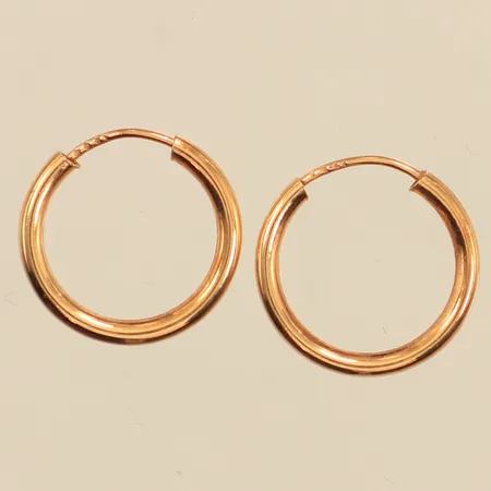 Ett par örhängen, creoler, Ø13,2mm, något skeva, 18K Vikt: 0,6 g