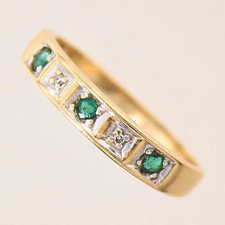 Ring med smaragder samt 8/8-slipade diamanter 2 x ca 0,005ct, stl 16¾, bredd 2-3,7mm, GHA, 18K Vikt: 2,2 g