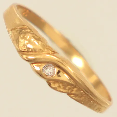 Ring med diamant ca 0,0025ct, stl 18¼, bredd ca 1,5-4,5mm, 18K Vikt: 1,1 g