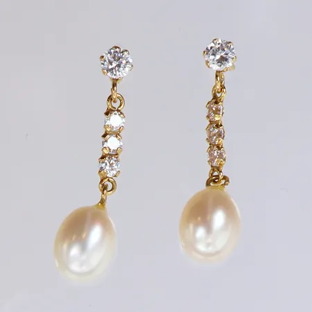 Ett par örhängen med odlade sötvattenpärlor och vita stenar, ca 22x6mm. 18K Vikt: 1,6 g