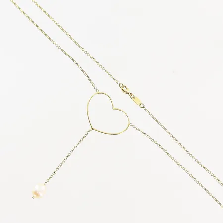 Collier, hjärta, odlad pärla 10x8mm, 43cm, bredd 2mm, hängande del 82mm, 18K. Bruttovikt: 6,7gram.  Vikt: 6,7 g