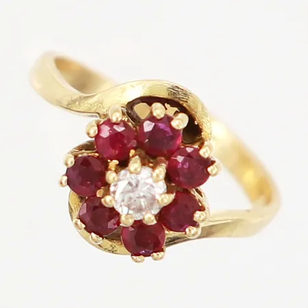 Ring med diamant 1x0,1ct samt syntetiska rubiner, stl 15, bredd: 2-10mm, justerbar skena, 18K Vikt: 3,1 g