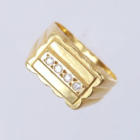 Ring med vita stenar, stl 19, ca bredd 3,9-12,1mm, skev. 18K Vikt: 8,9 g