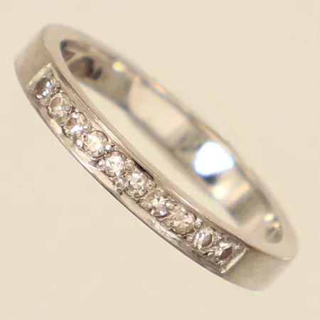 Ring med diamanter ca 10 x 0,01ct, totalt 0,10ct enligt gravyr, stl 15¼, bredd ca 2,5mm, vitguld, ca år 1974, 18K Vikt: 2,5 g