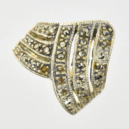 Ring med markasiter, stl 16, bredd 4-17 mm, silver. Vikt: 5,3 g