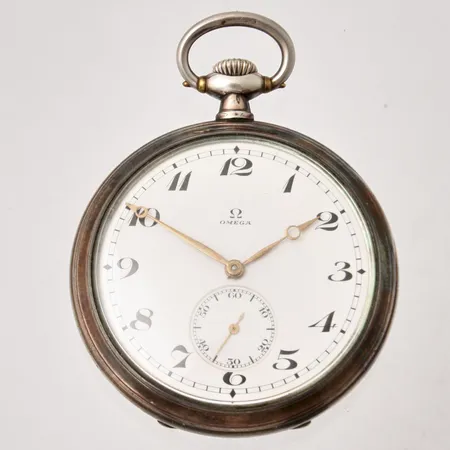 Fickur Omega, Ø52mm, manuell, liten sekundvisare, silver 900/1000, verk-nr 5177707, boett-nr 6025169, dekor på bakboett, bruttovikt 77,5g.