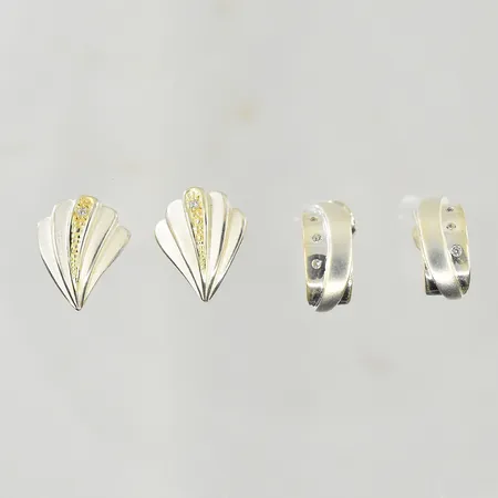 2 par örhängen med vita stenar, längd 15 mm, bredd 6-12 mm, 925/1000 silver. Vikt: 6,9 g