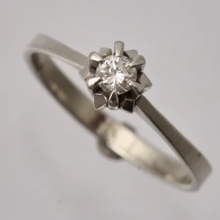 Ring i 18K vitguld, stl 18, bredd 2,4-6mm, 1st diamant, 0,15ct W/Vs, intyg, tillverkad av Gulwer, vikt 2,49g.