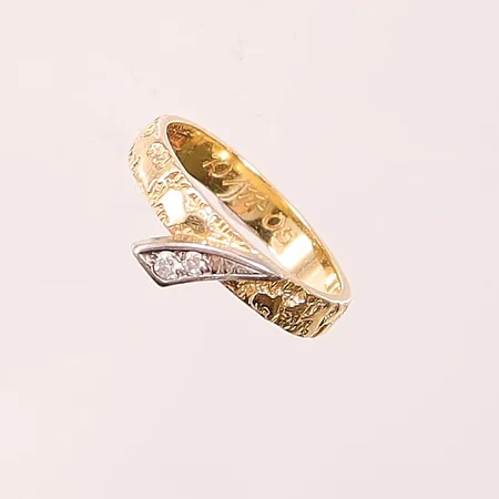 Ring, diamanter 2x ca 0,05ctv, Ø18, bredd:6mm, gravyr, 18K 4,6g.