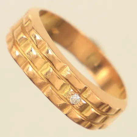 Ring med vit sten, stl 18, bredd ca 4-6mm, repig, 18K Vikt: 3,5 g