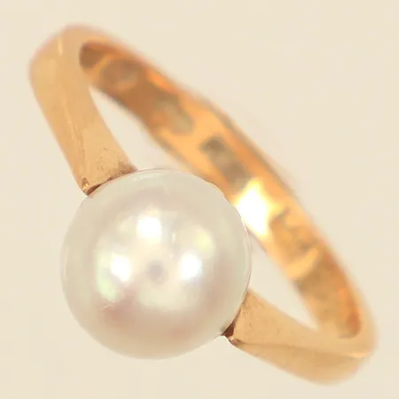 Ring med pärla, stl 16¾, bredd ca 2-8mm, gravyr, repig, 18K Vikt: 3,9 g