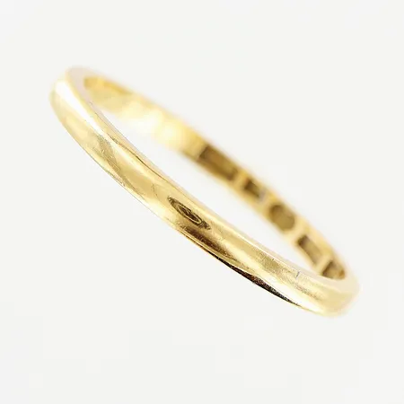 Ring, slät, stl 18½, bredd 1,5mm, gravyr, 18K.  Vikt: 2 g