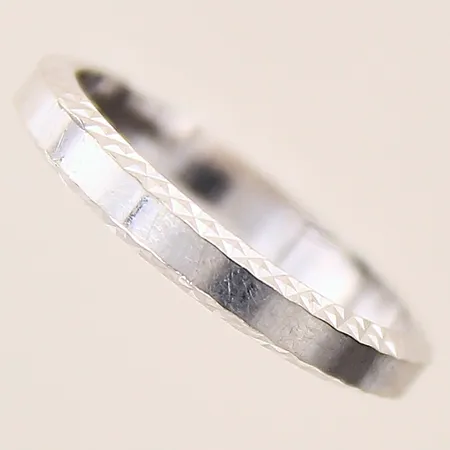 Ring med fasetterade kanter, stl 16½, bredd 3mm, vitguld 18K Vikt: 2,9 g