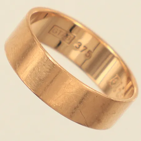 Ring, stl 17½, bredd ca 6mm, gravyr, repig, 9K Vikt: 2,9 g