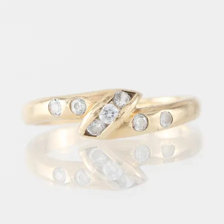 Ring med vita stenar, storlek 17 ¾ mm, bredd 2.3-5.6 mm, 14k. Vikt: 2,1 g