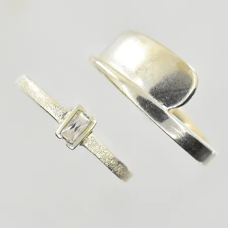2 ringar, stl 19, bredd 2-9 mm, silver. Vikt: 7,2 g