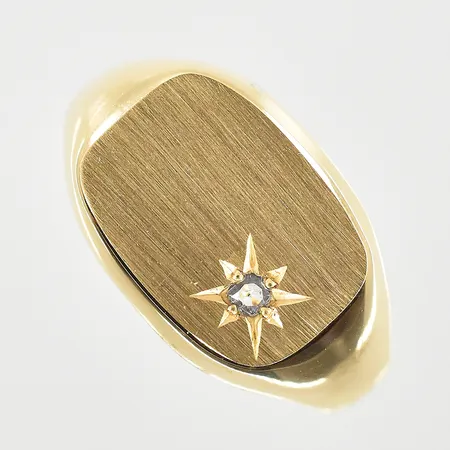 Klackring med vit sten, stl 19, bredd 4-12 mm, 18K. Vikt: 7,1 g