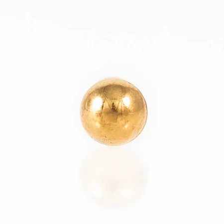 Ett örhänge "halvkula" i 18K guld. De är Ø 5 mm och väger 0,14g. Snurrebuss saknas, men en ny i plast medföljer.