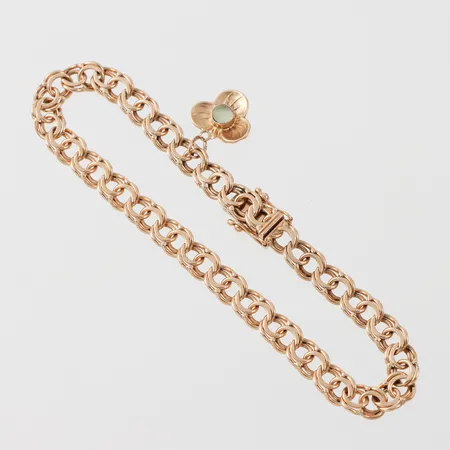 Armband Bismarck med en berlock, längd 19.5 cm, bredd 6.1 mm, 18k. Vikt: 13,8 g