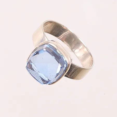 Ring, Ø21¾, bredd:13mm, blå sten, 830/1000 Silver 7,9g.