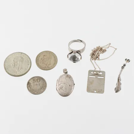 Diverse silversmycken ringen med skador, vikt 18.2 gram + mynt 3 st vikt 25.8 gram. Vikt: 2 g
