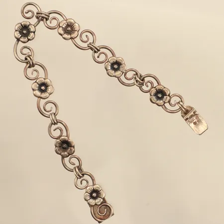 Armband med blomdekor, längd 19cm, bredd ca 9-10mm, år 1947, silver  Vikt: 13,2 g