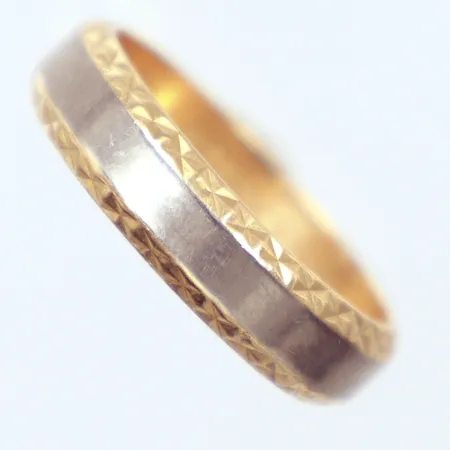 Ring 2-färg, Ø17¾, gravyr, 18k   Vikt: 5,8 g