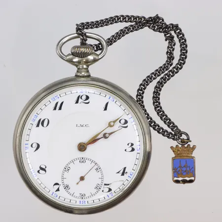 Fickur L.W.C Ø49mm, boett nr 3340, manuell uppdragning, boett i stål, med kedja, defekt urtavla, ca 1930-tal 