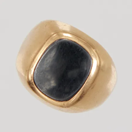 Klackring med svart sten, stl 17¾, bredd 3-16mm, repig sten, Sävsjö Guldsmeds år 1965, ojämn skena, 18K, Vikt: 5,2 g