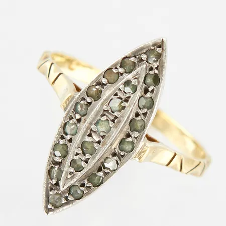 Ring rosenslipade diamanter, infattning i vitguld, stl 18½, bredd framtill ca 22mm, nagg på stenar, 14K Vikt: 3,2 g