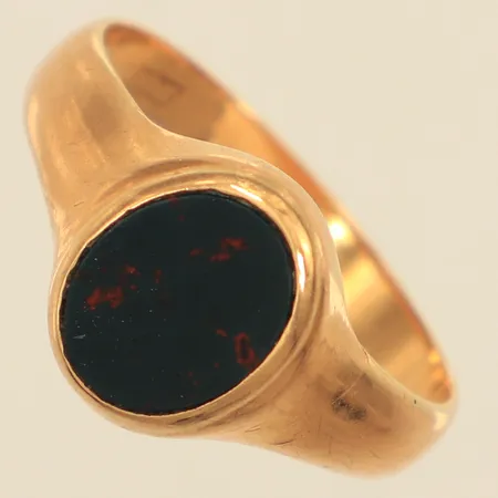 Klackring med sten, heliotrop, stl 20½, bredd ca 3-13mm, skev, 18K Vikt: 5,3 g