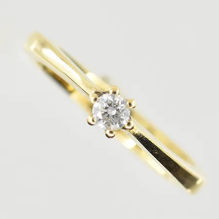 Ring med diamant 0,10ct, stl 16¾, bredd 3-4 mm, ostämplad, 14K. Vikt: 3,3 g