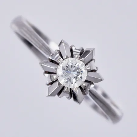 Ring med diamant ca 1x 0,23ct TW (G)/VS, stl: ca 17½, bredd: ca 3-9mm, vitguld, 18K  Vikt: 3,7 g