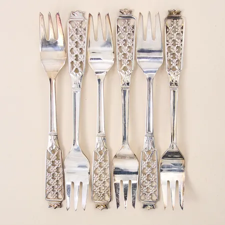Smörgåsgafflar 6st, längd 13,8cm, smörgåsknivar 3st, längd 16,5cm, rostfritt blad, modell Prinsess, CESONS, silver 830/1000 Vikt: 229,9 g