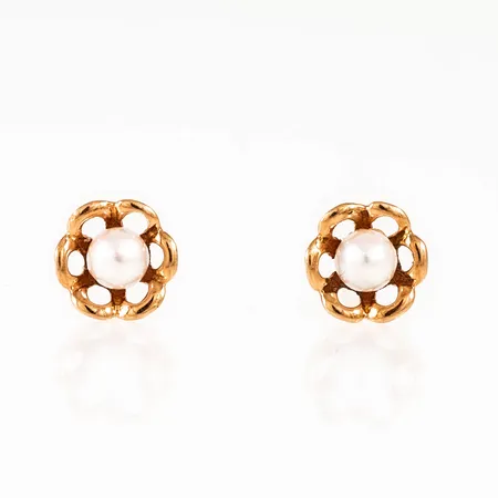 Örhängen i 18K guld med odlade pärlor. De är Ø 6,8 mm och väger 0,8g. En snurrebuss saknas, men en ny i plast medföljer.