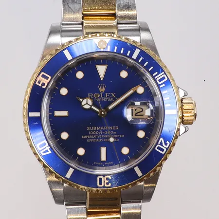 Herrur Rolex Submariner stål/guld Ø40mm ref nr. 16613 snr. P977892 verknr 3.9068643, cal 3135, med cert (Jörgensen Tromsö Norge 2001) , box, tillbehör (plånbok,ankare, tags, kalender, ytterkartong, bruksslitage repor på länk samt på vridringen, verk med litet slitage (troligen orsakat av rotorn som varit lös), oysterlänk stål/guld, kvitto på senaste service medföljer från Bergströms (2020) 