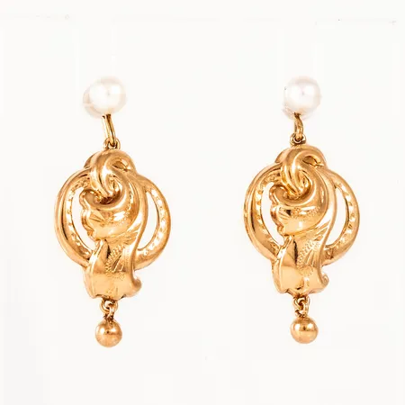 Hängande örhängen, Allmogestil i 18K guld med vita odlade pärlor Ø 4 mm. De är 3 - 13 mm breda, 30 mm långa och väger 2,0g. Snurrebussar saknas, men nya i plast medföljer.