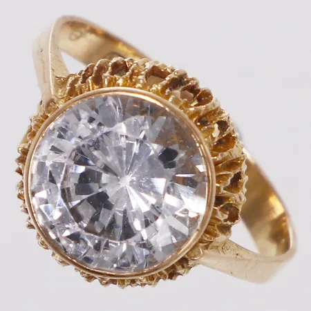 Ring, vit sten, stl 18¼, bredd 2,8-13mm, skev, 18K  Vikt: 3,7 g
