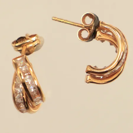 Ett par örhängen, vita stenar, längd 12,4mm, bredd 3-6mm, omaka snurrebussar, 18K Vikt: 1,9 g