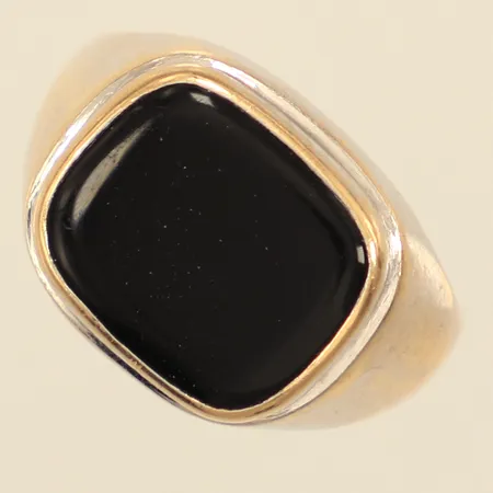 Klackring med onyx, stl 18¾, bredd ca 3-14mm, vitguld, bör rodieras om, 14K Vikt: 5 g